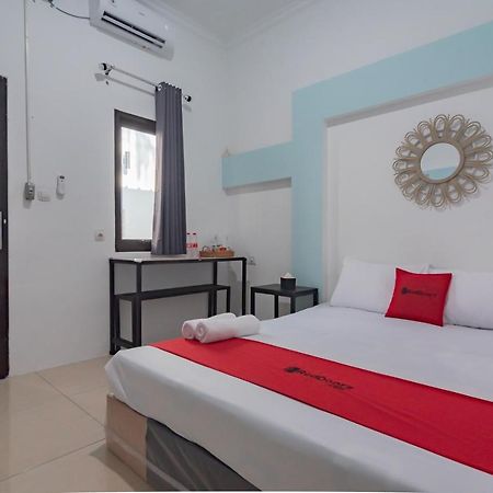 מלון Reddoorz At Jalan Otista קארוואנג מראה חיצוני תמונה