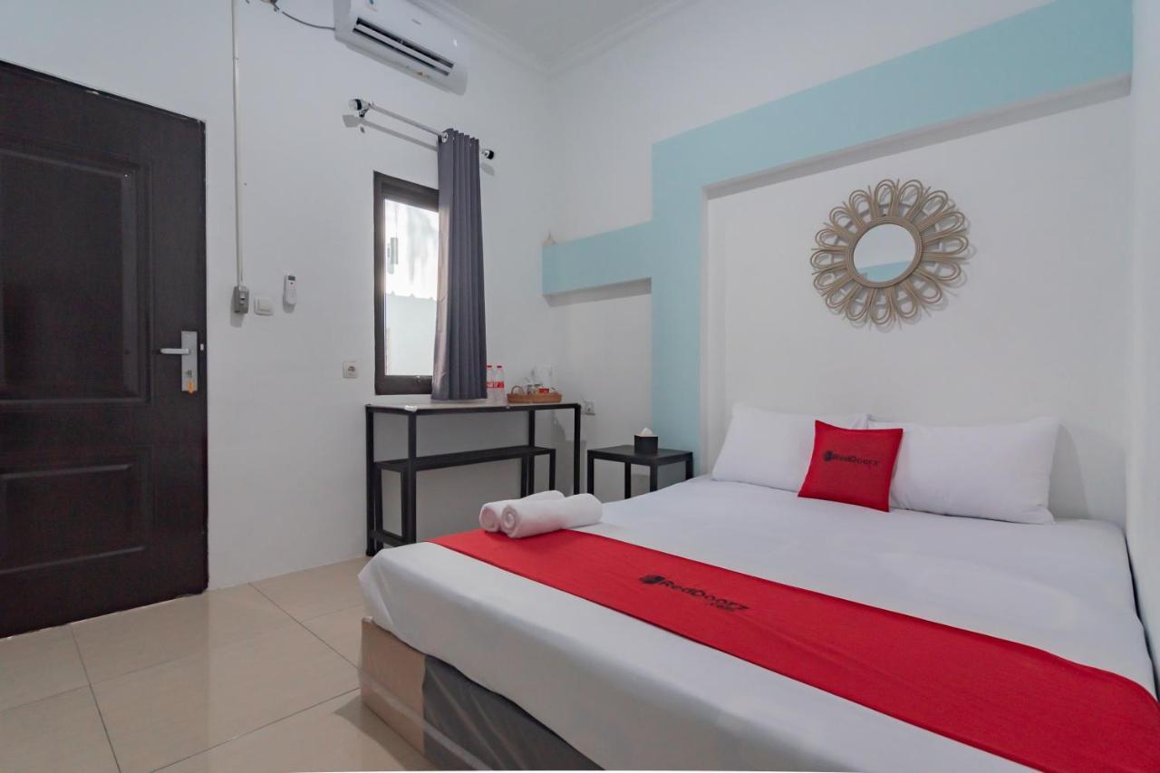 מלון Reddoorz At Jalan Otista קארוואנג מראה חיצוני תמונה