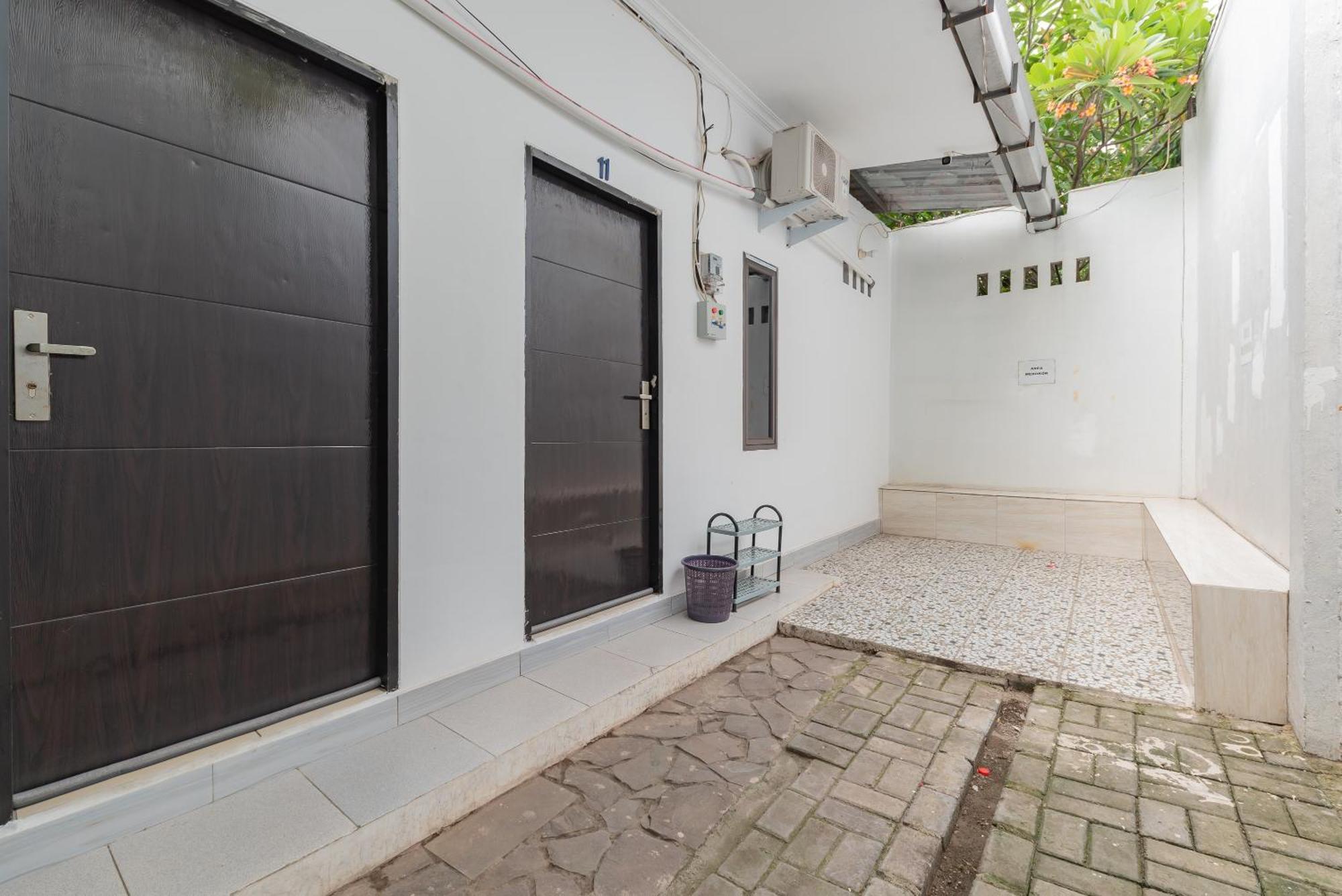 מלון Reddoorz At Jalan Otista קארוואנג מראה חיצוני תמונה