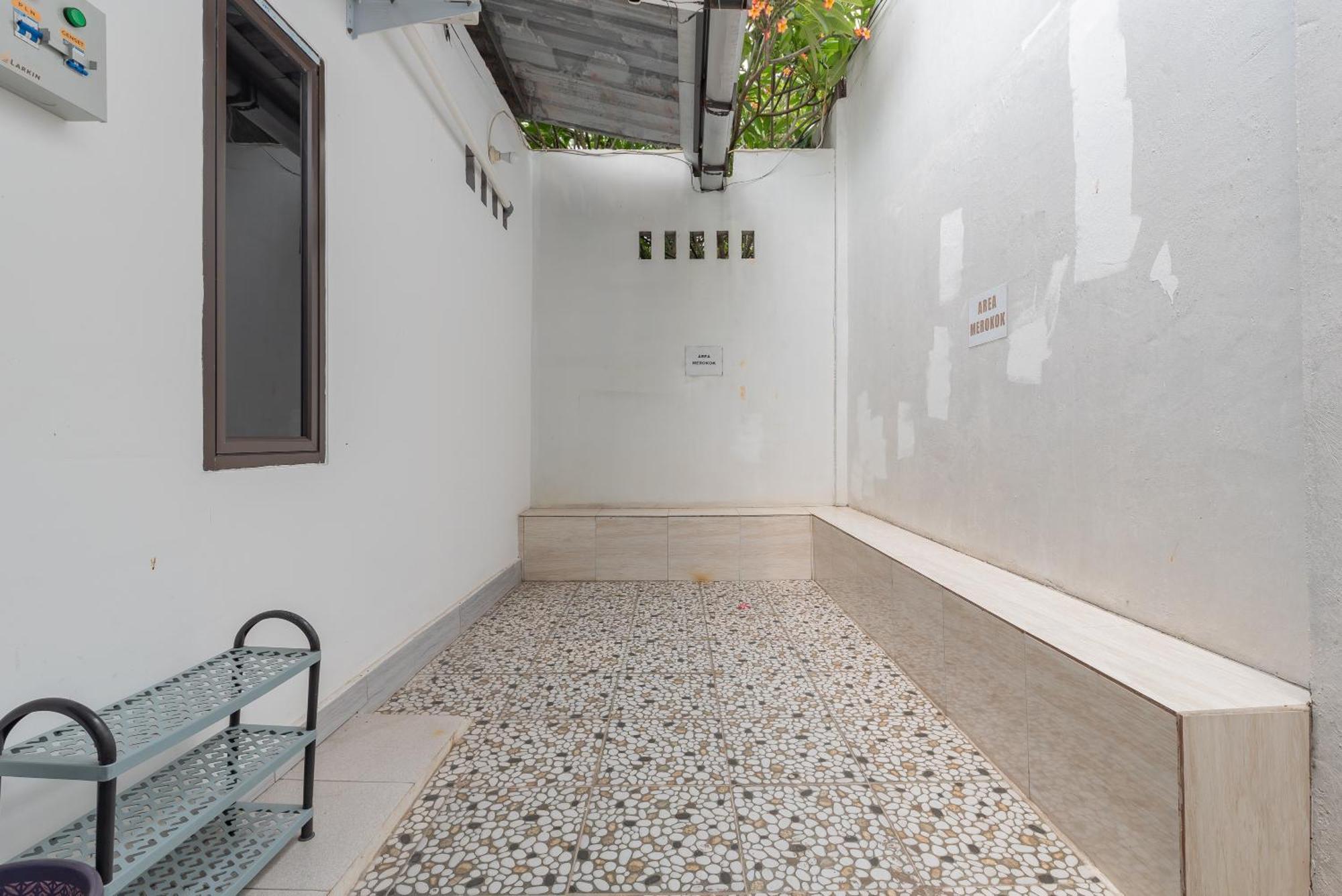 מלון Reddoorz At Jalan Otista קארוואנג מראה חיצוני תמונה
