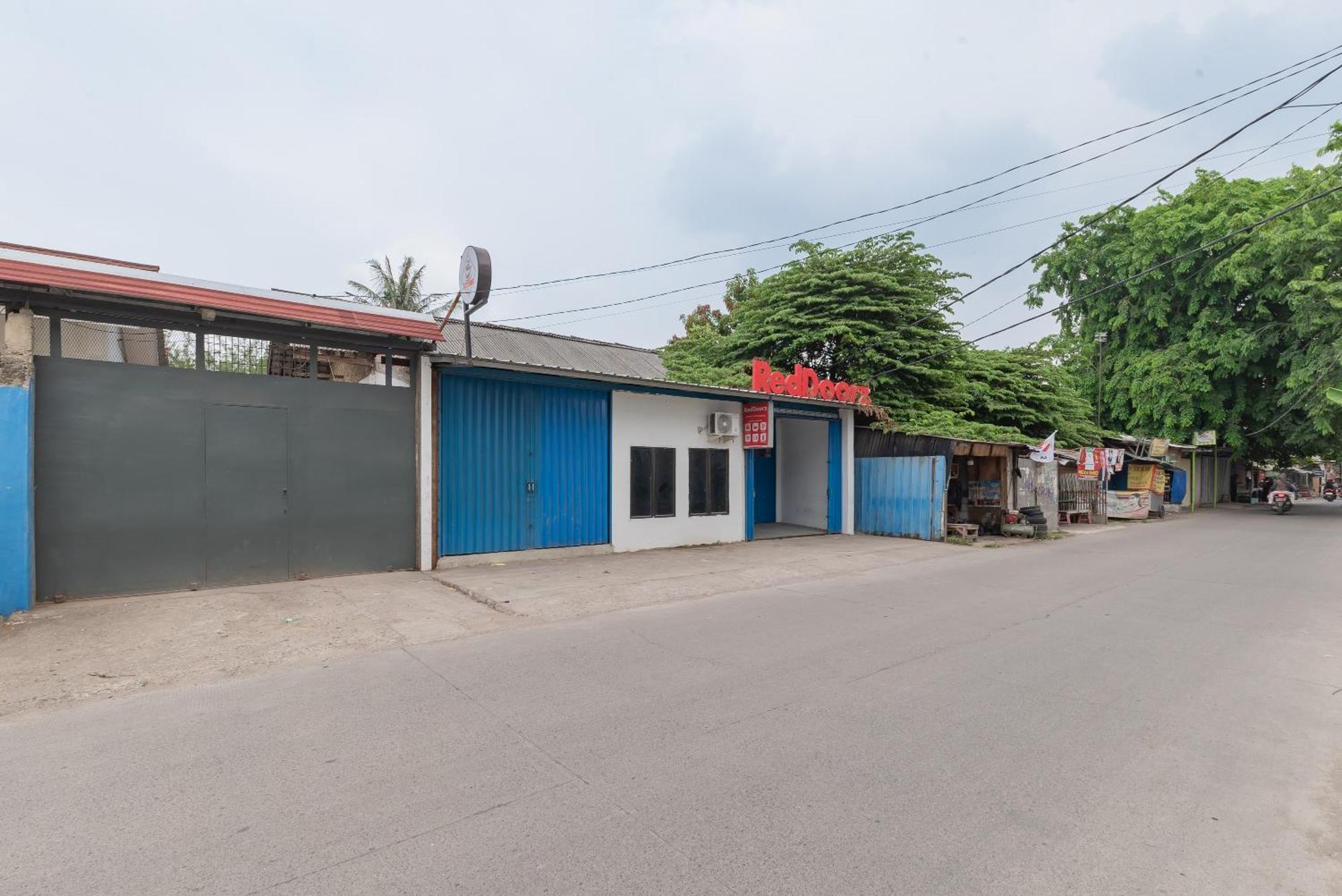מלון Reddoorz At Jalan Otista קארוואנג מראה חיצוני תמונה