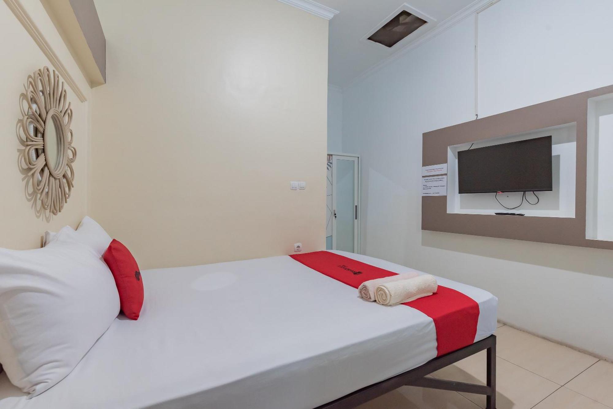 מלון Reddoorz At Jalan Otista קארוואנג מראה חיצוני תמונה