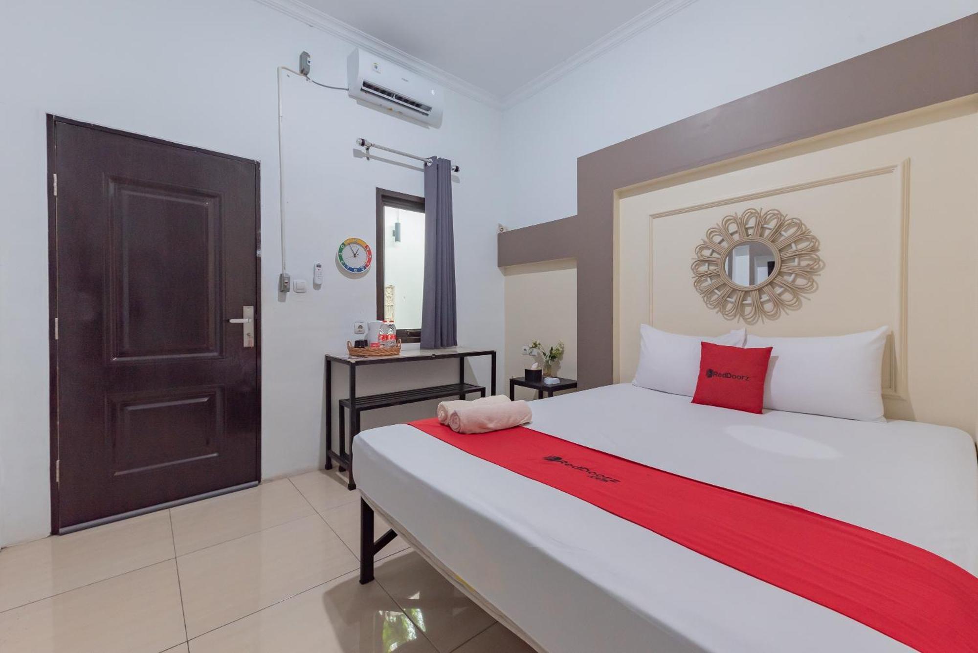 מלון Reddoorz At Jalan Otista קארוואנג מראה חיצוני תמונה
