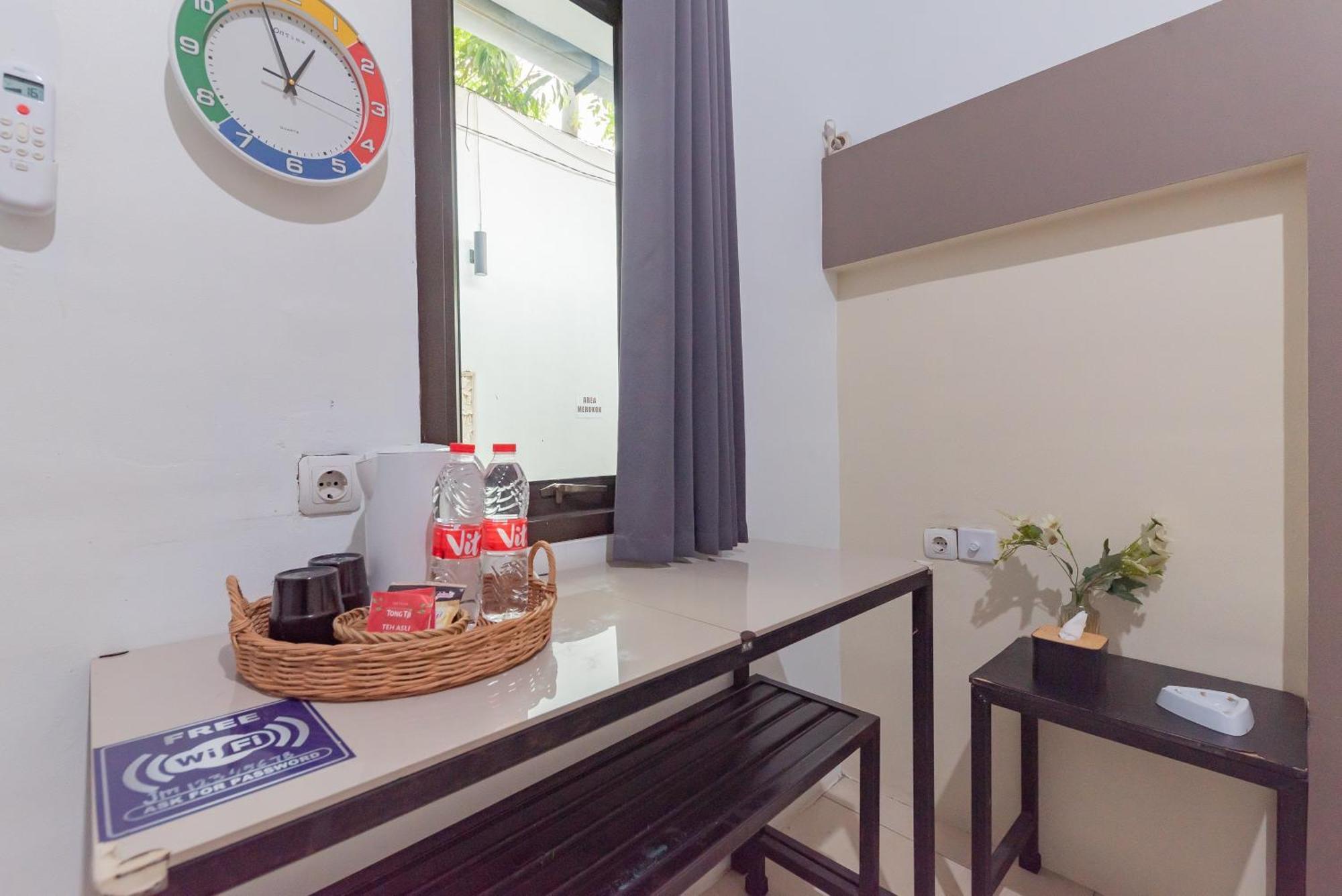 מלון Reddoorz At Jalan Otista קארוואנג מראה חיצוני תמונה